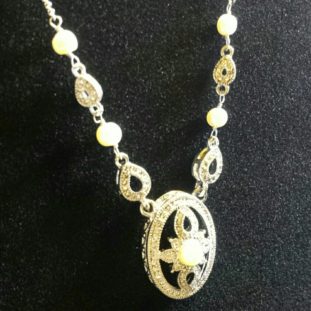 Avon Maripoza Freshwater Pearl Necklace